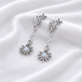 INR 6200,  Buy Now Anti Tarnish Earring Online
