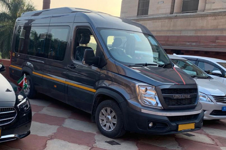 Luxury Urbania Rental In Agra | Comfortable Group Travel