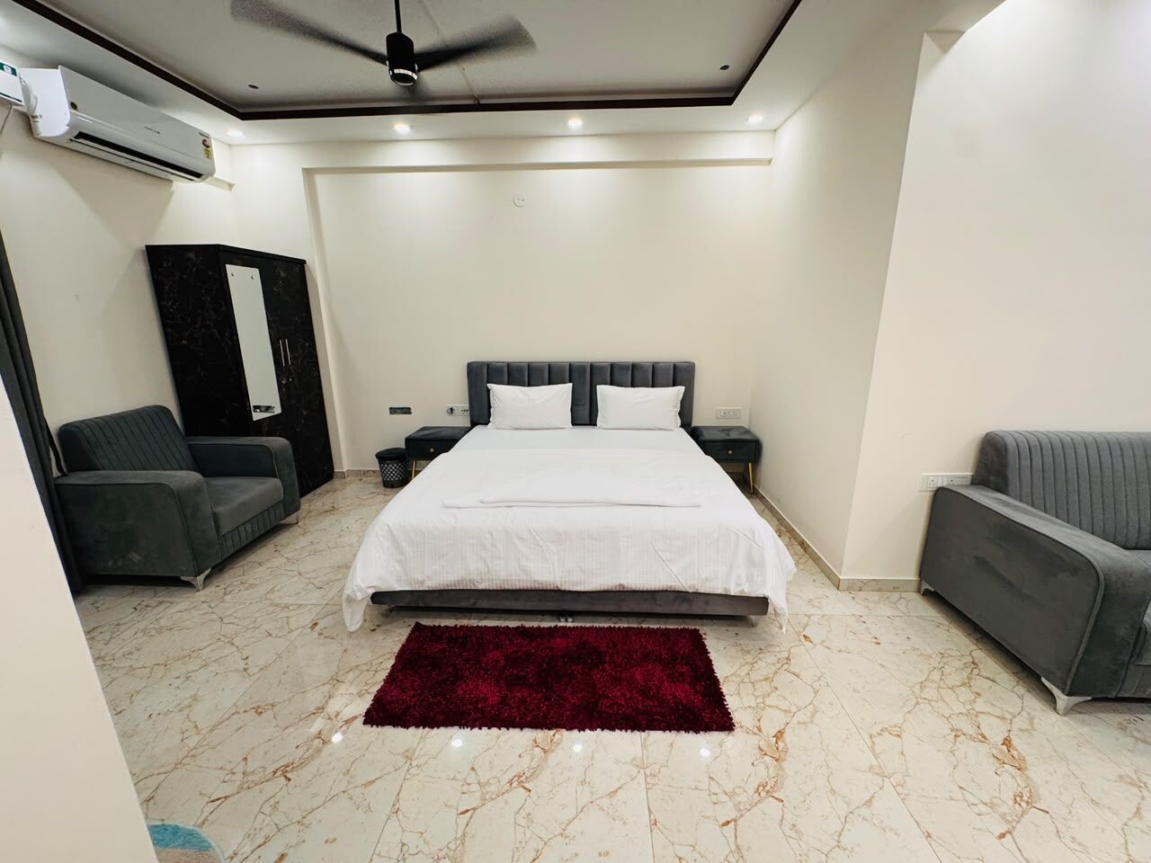 INR 2000/day,  Furnished,  6500 Sq. Feet,  Emerald Signature Rooms & Serviced Apartment