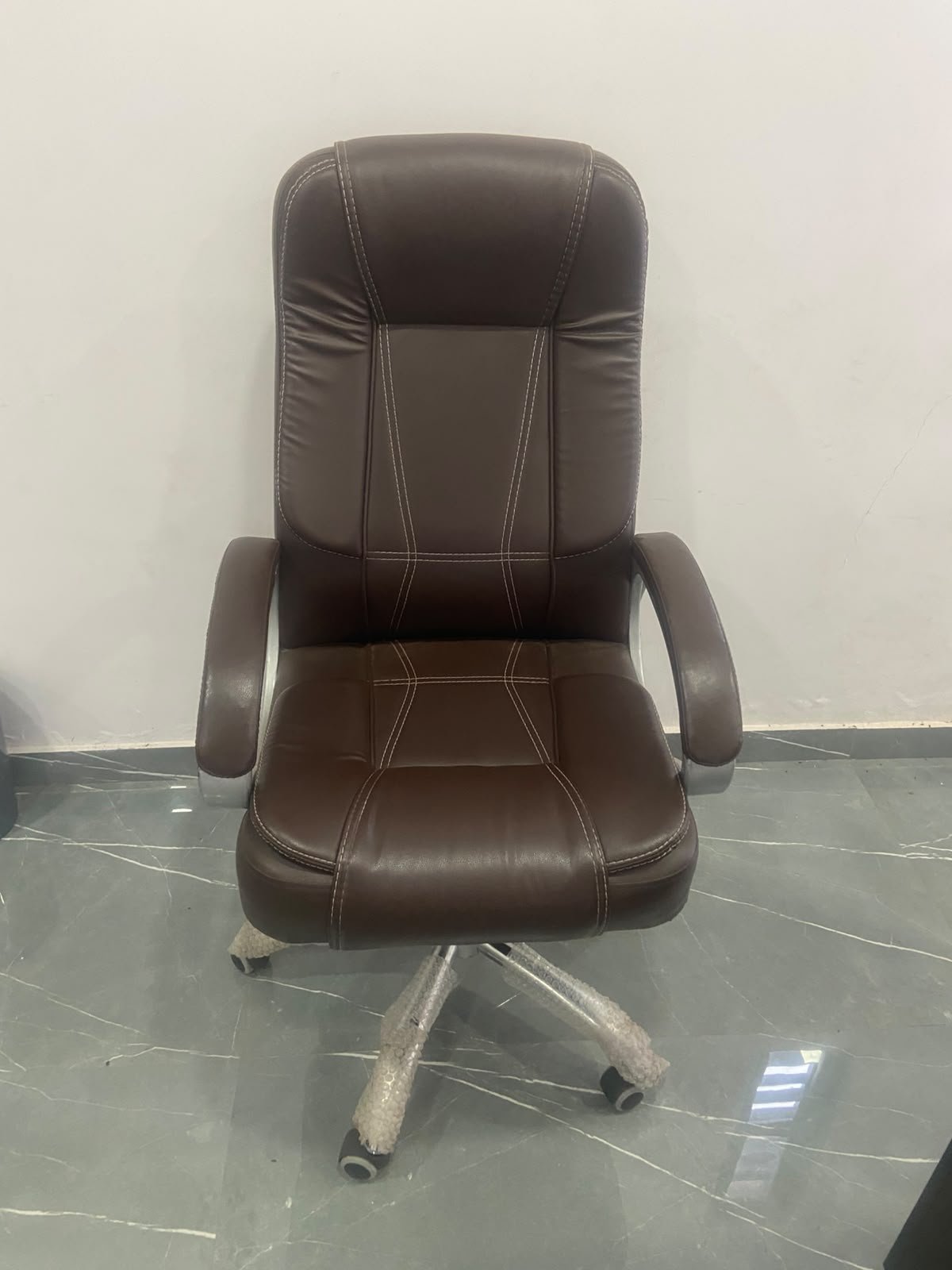 PREMIUM OFFICE FURNITURE & VOLTAS SPLIT AC FOR SALE photo 2