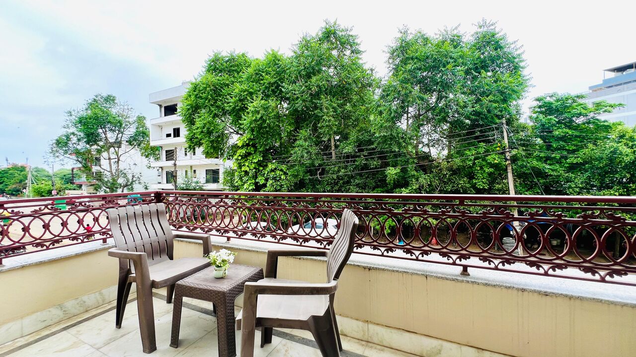 INR 3000/day,  Furnished,  Studio,  325 Sq. Feet,  Studio Apartment Golf Course Road
